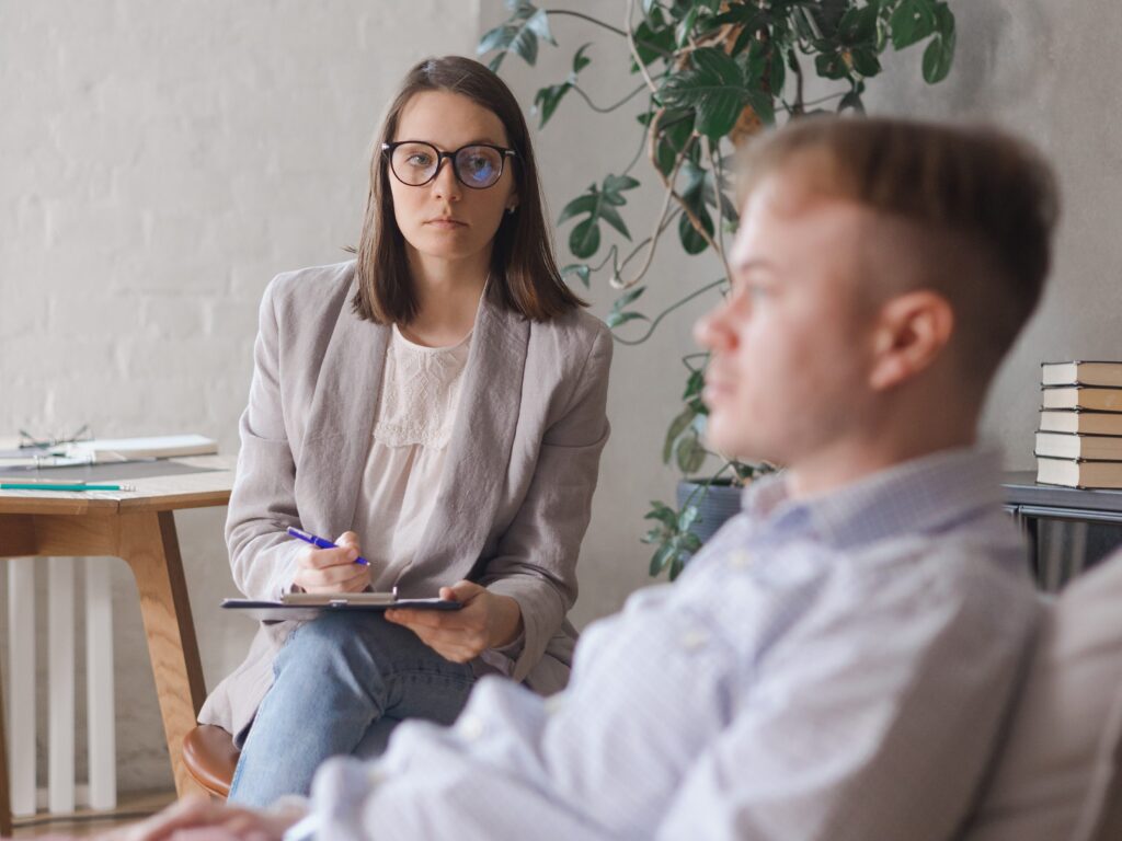 Person i samtaleterapi hos erfaren psykolog ved EmmaSofia Oslo, Bergen, Fredrikstad og online – med ADHD-utredning og ketaminbehandling